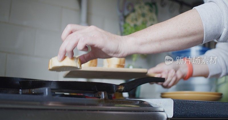 一位女士正在为两个人准备素食早餐。她没有使用任何塑料包装或器皿