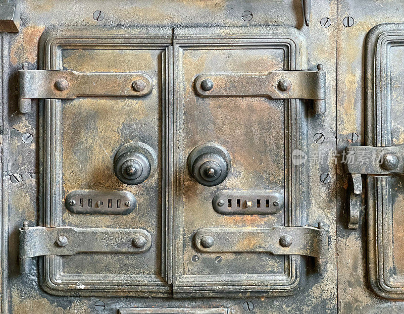 英国，英国，传统英国乡村厨房炉灶上的铸铁门