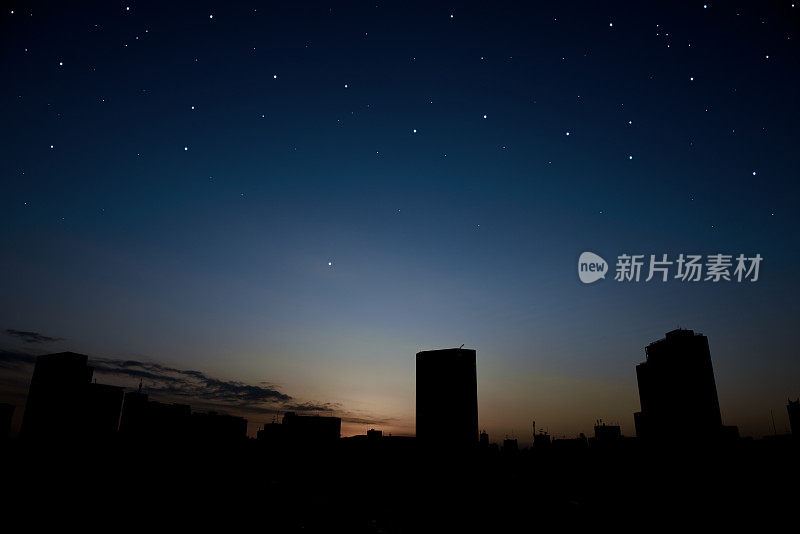 黄昏时许多星星在建筑物上闪烁。