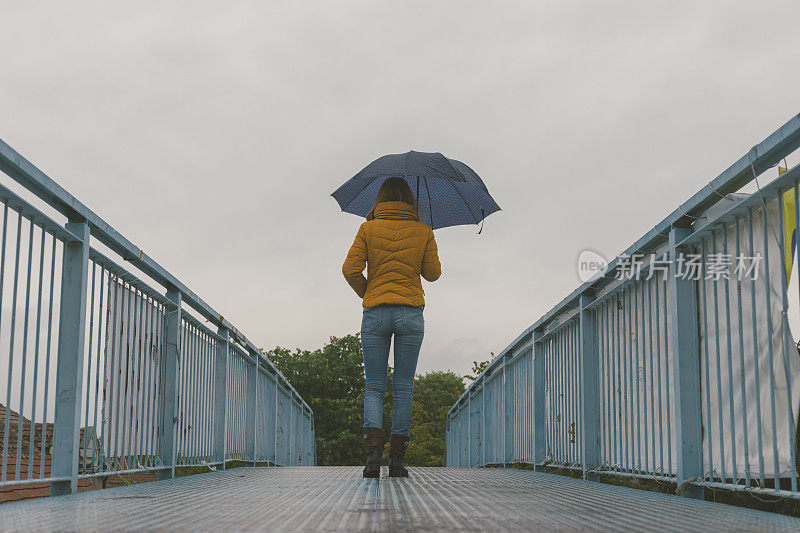 雨中的城市