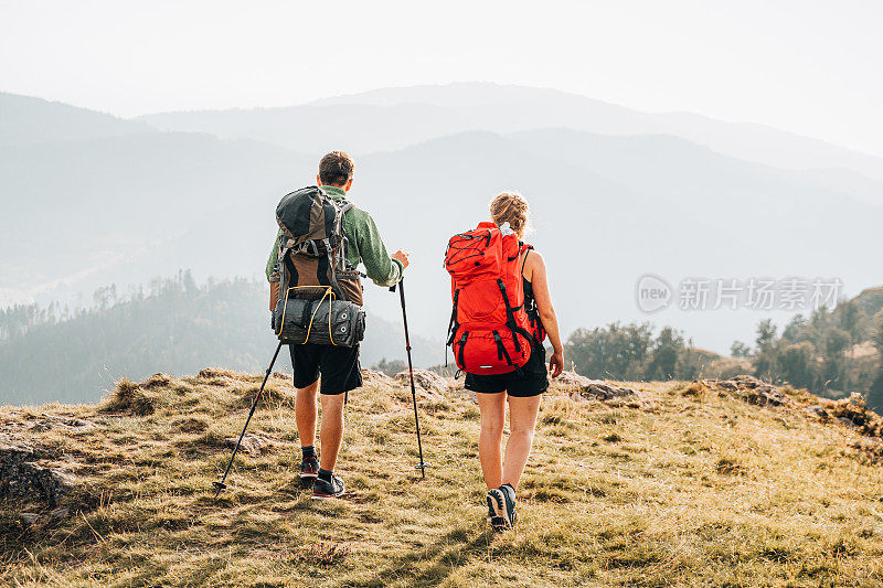 朋友们在山脊上徒步去看风景