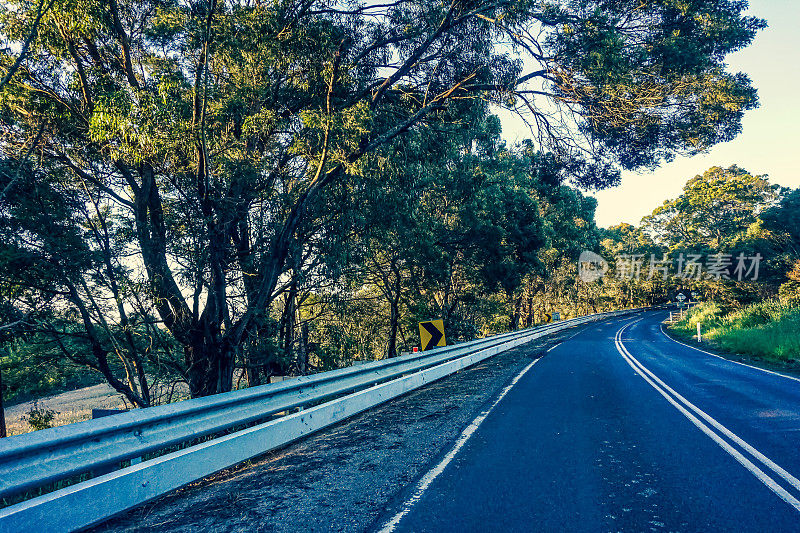 一条穿越澳大利亚荒野的道路。