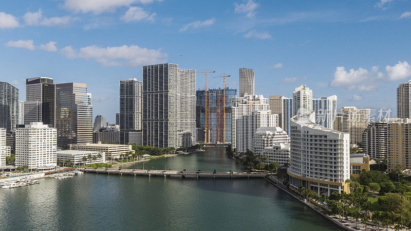 在一个阳光明媚的日子里，从空中俯瞰佛罗里达州迈阿密市中心布里克岛附近一栋正在建设中的新公寓。