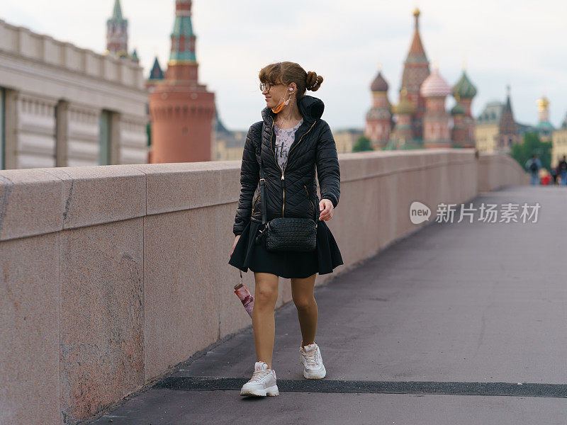 年轻女子走在莫斯科市中心