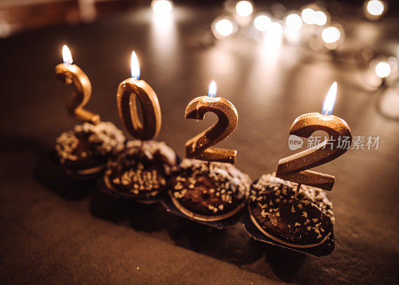 用杯子蛋糕庆祝2022年新年
