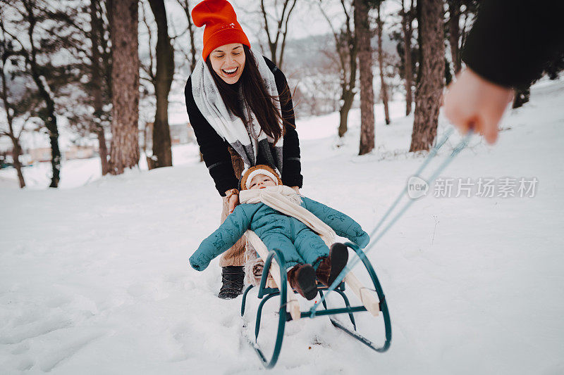 妈妈，爸爸和宝宝在滑雪橇