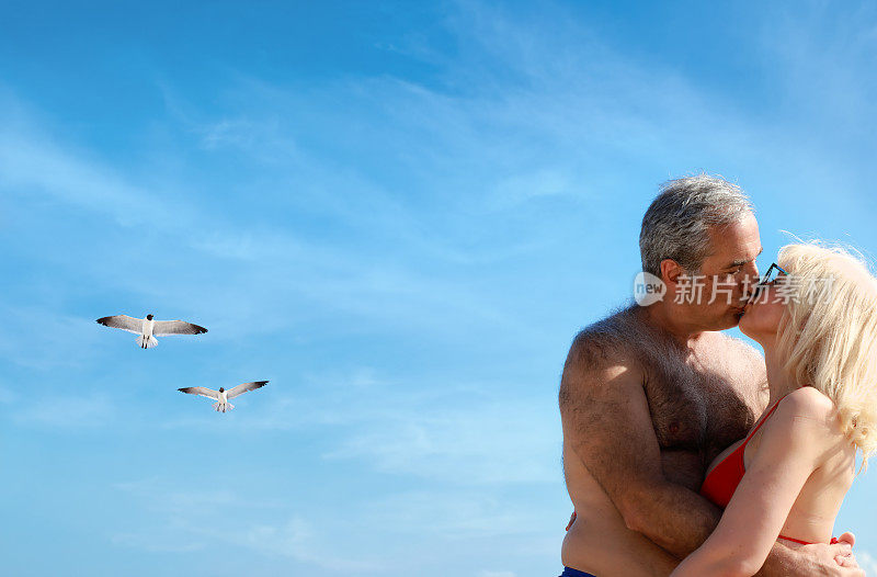 美丽快乐的男女夫妇享受新鲜的热带海滩假日