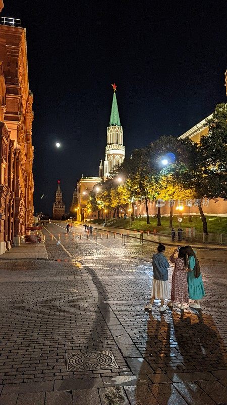 晚上在莫斯科市中心拍照的女孩们