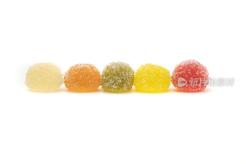 五颜六色的果冻糖糖果孤立在白色的背景上。