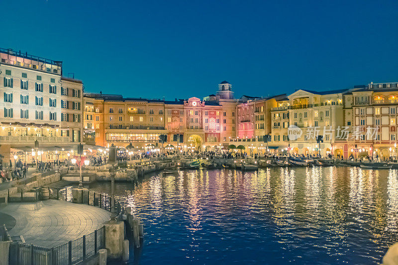 威尼斯的建筑夜景，河流的倒影，人群，欧洲的老建筑