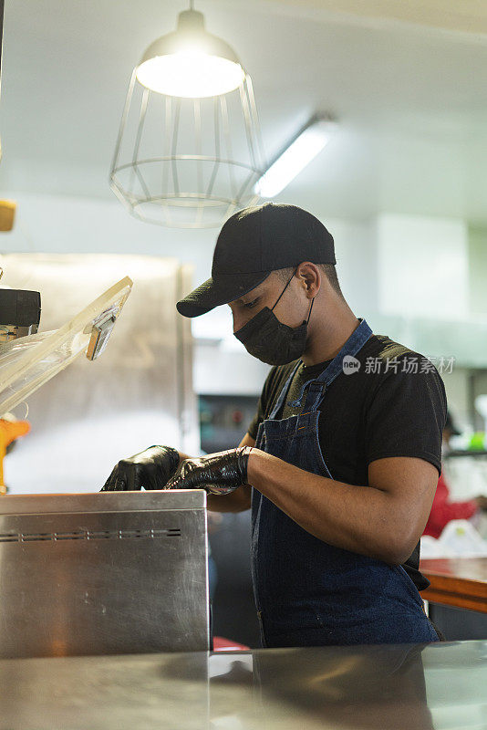 餐厅厨师检查布道准备和传递