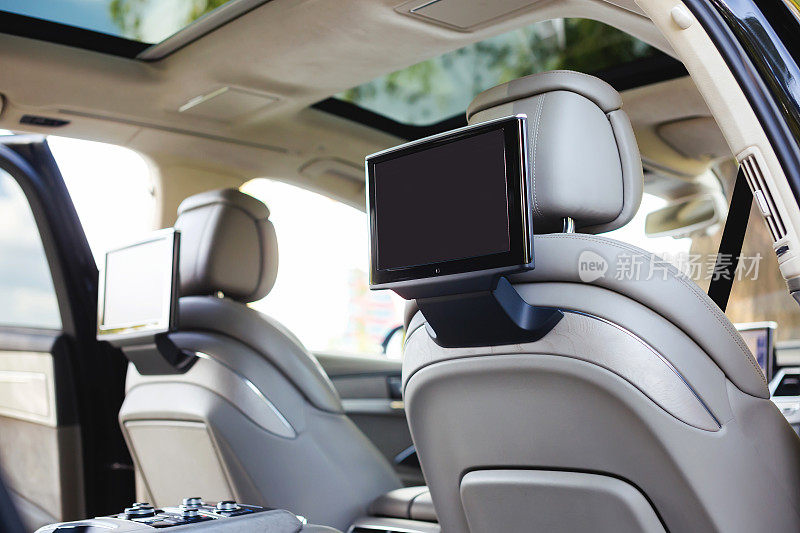 车载后排乘客的娱乐系统，有两个监视器。