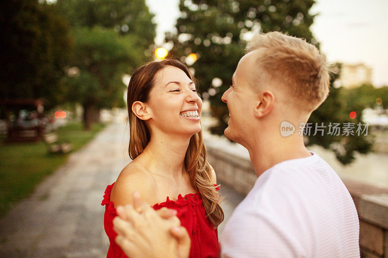 可爱的年轻夫妇在一个温暖的夏天跳舞