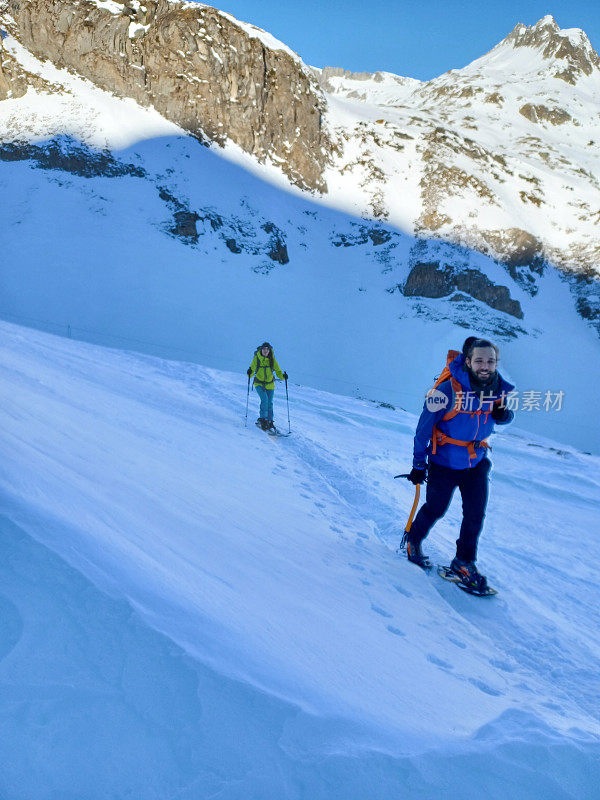 男人和女人在穷乡僻壤穿雪鞋