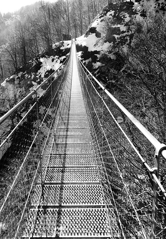 钢索悬索桥具有黑白效果