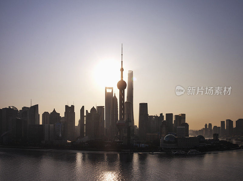 早晨的上海浦东新区的摩天大楼，东方明珠塔，上海环球金融中心，上海中心大厦和金茂大厦