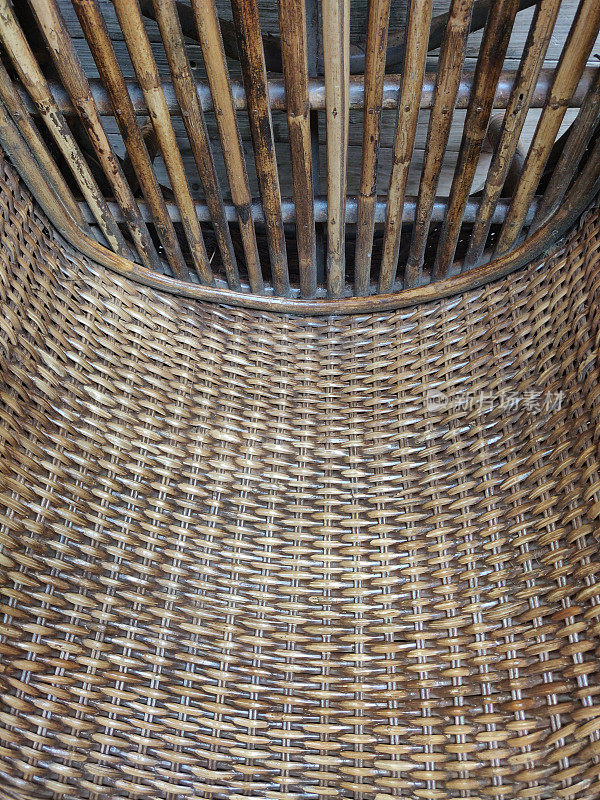 椅子部分或部分由竹藤藤条家具编织成的座椅，具有美丽的乡村图案