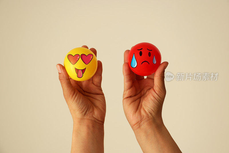 女人拿着emoji