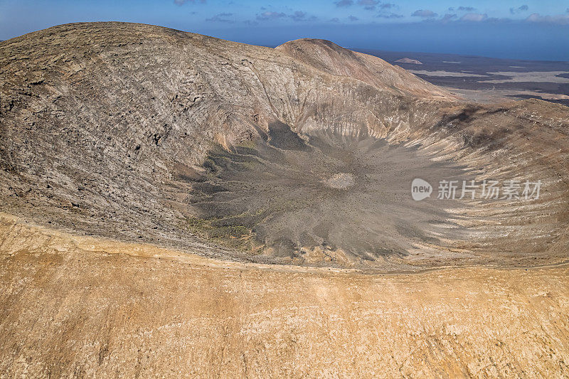 在蒂曼法亚国家公园附近的蒙大拿火山火山口鸟瞰图，兰萨罗特，加那利群岛，西班牙