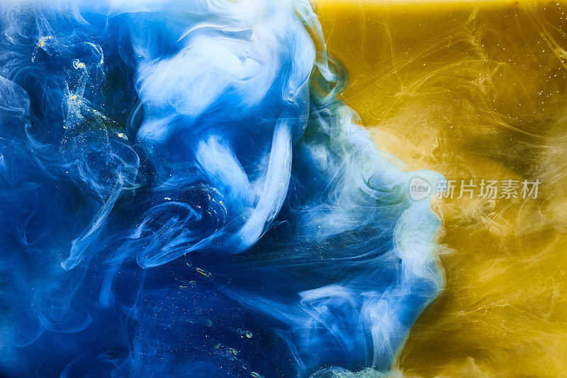 蓝色黄色的烟在白色油墨的背景上，彩色的雾，抽象的漩涡海洋海洋，丙烯酸油漆颜料水下