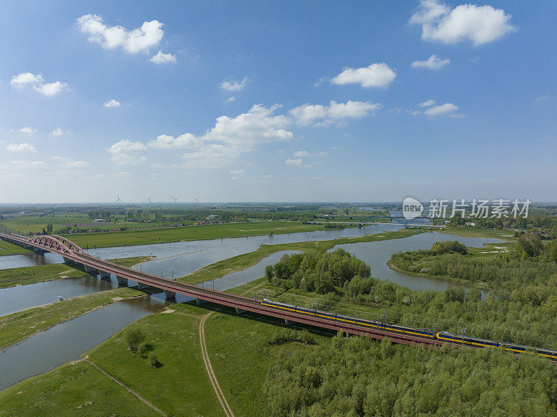 火车行驶在IJssel河上的Hanzeboog火车桥上