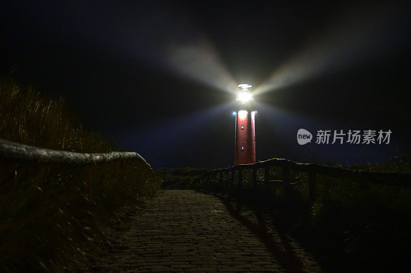 在一个暴风雨的秋夜沙丘上的特塞尔灯塔