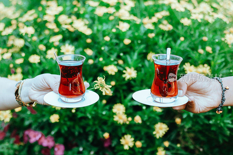 土耳其茶，一杯泡好的土耳其红茶从茶壶中倒出，传统热饮概念