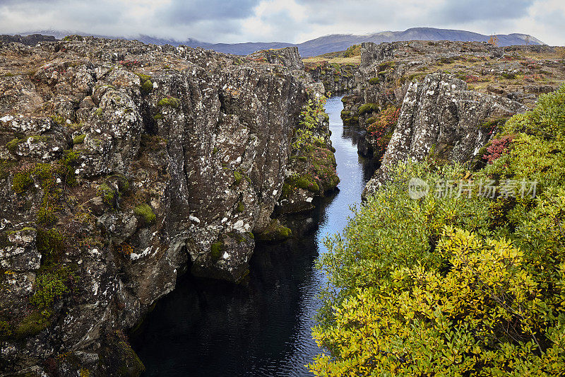 冰岛Thingvellir国家公园的Silfra裂隙构造板块