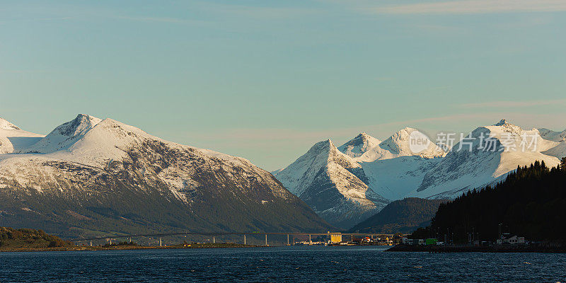 风景如画的峡湾。挪威旅游目的地。美丽的北自然。斯堪的那维亚。在山探险。挪威海。雪在山上。冰川