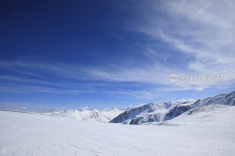 完美的滑雪场。山顶的高山景观。意大利阿尔卑斯山滑雪场。滑雪胜地Livigno。意大利、欧洲。
