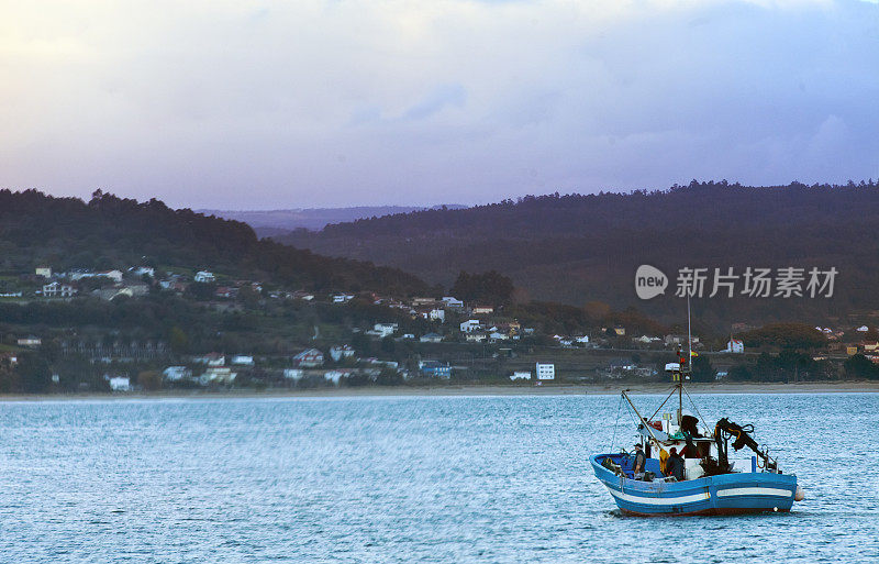 渔船离开萨达港。Coruña省，加利西亚，西班牙。