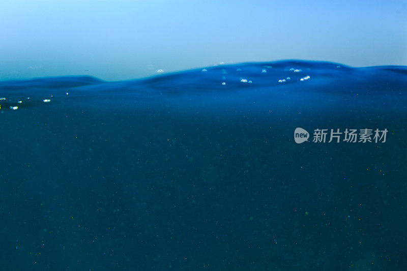 有着水下气泡的深蓝色海洋。