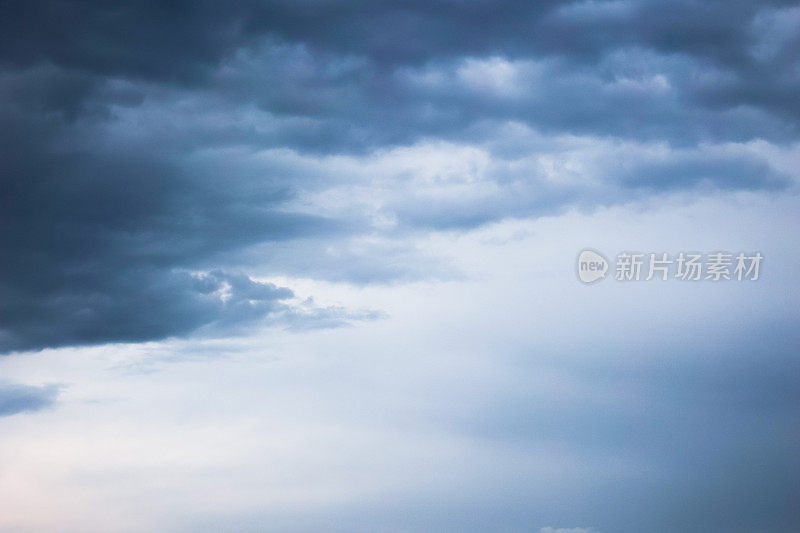 天空布满了雷雨