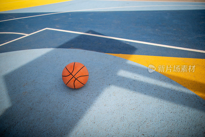 篮球在五彩缤纷的篮球场