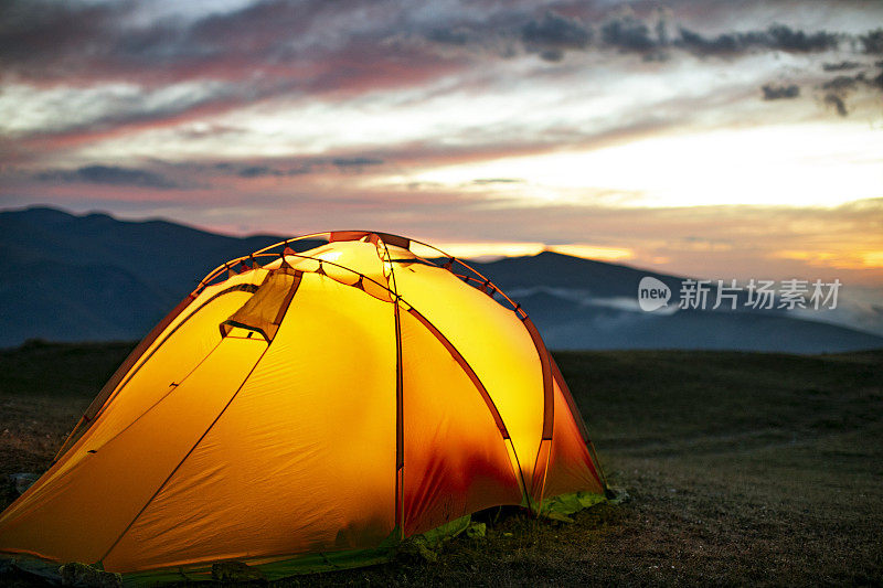 晚上在山里露营的帐篷