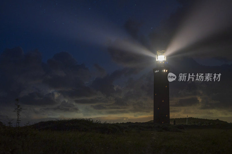 沙丘上的灯塔，夜晚的光束