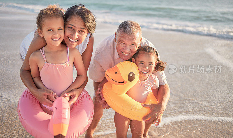 夏天在墨西哥度假时，家庭、海滩和祖父母与多种族孩子的合照。退休的爷爷奶奶在水里抱着收养的孙子孙女。