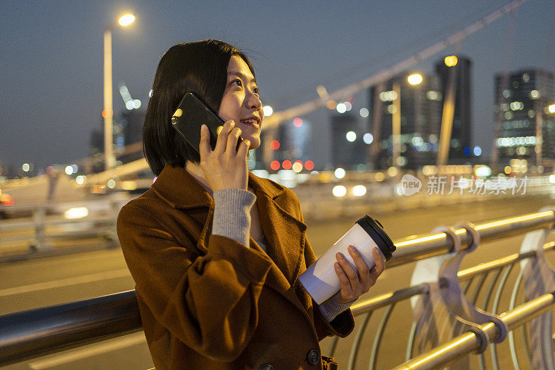 亚洲妇女在通勤途中打电话