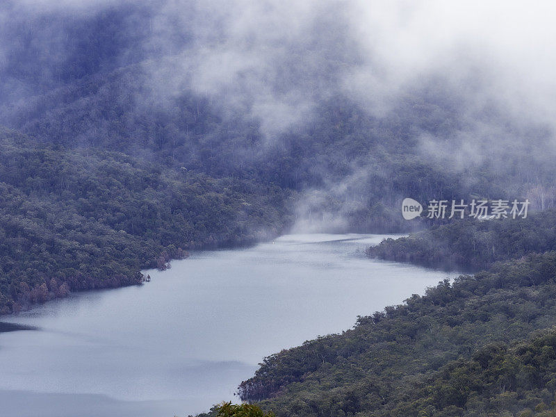 有云的山水库