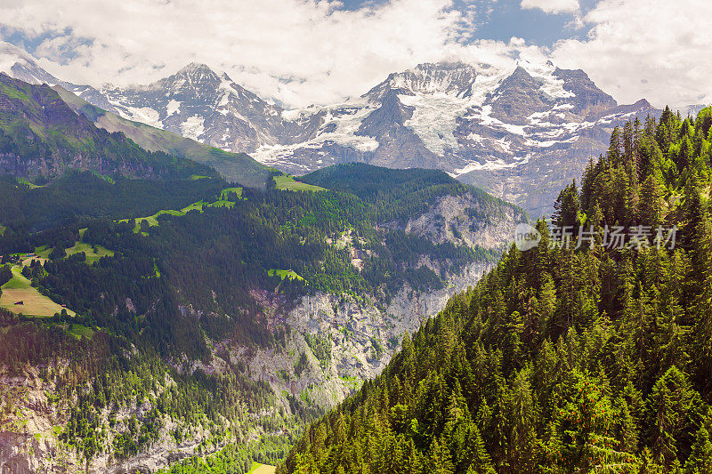 瑞士的山景。因特拉肯县的少女峰。白雪覆盖的山顶。