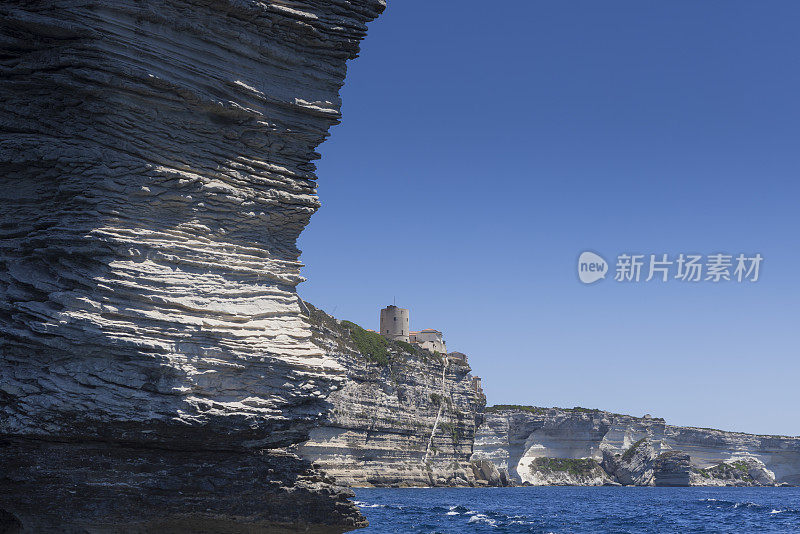 位于科西嘉邦尼法西奥村附近的拉马多内塔灯塔