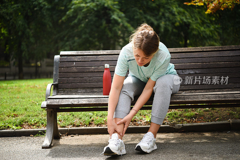 一名女子在公园慢跑时扭伤了脚踝