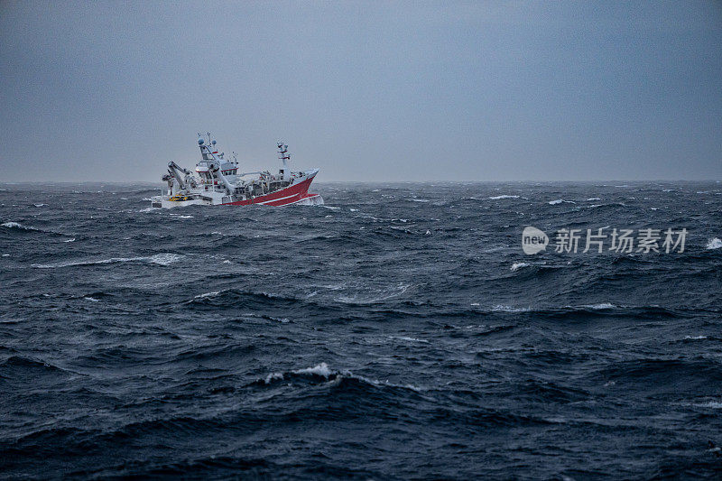 渔船拖网渔船在波涛汹涌的海面上航行