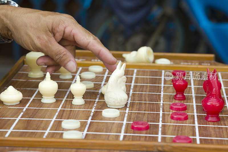 男子下泰国象棋