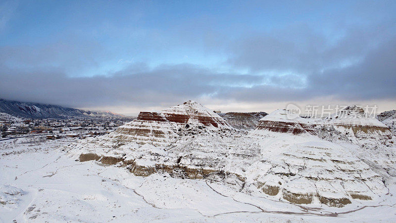 科罗拉多州白雪皑皑的高沙漠的生活，住宅，山和街道鸟瞰图冬季极端天气视图照片系列