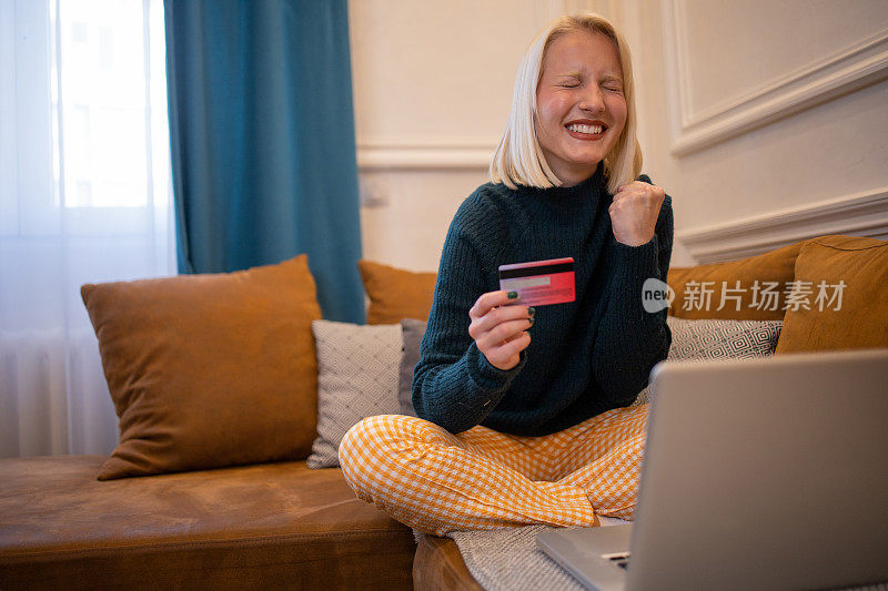 一个女人用信用卡在网上购物