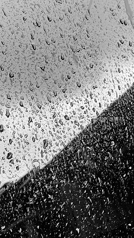 雨水落在挡风玻璃和车身上