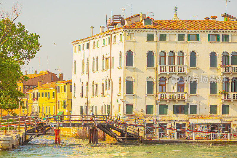 去威尼斯旅行。意大利。意大利城市建筑。运河。夏天