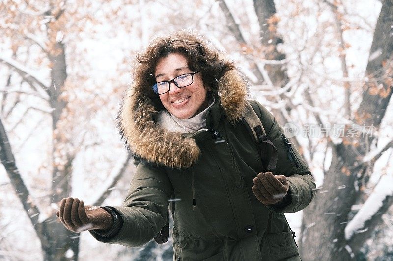 女子正在享受降雪