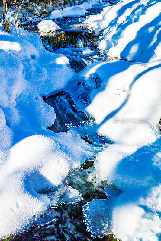 在加拿大阿尔伯塔省大山泉省休闲区，春天穿着冬天的白色外套